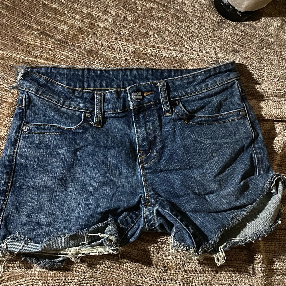 pretty jean booty shorts🤍